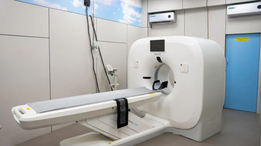 Scanner médical avec table d’examen coulissante dans une salle d’imagerie médicale.
